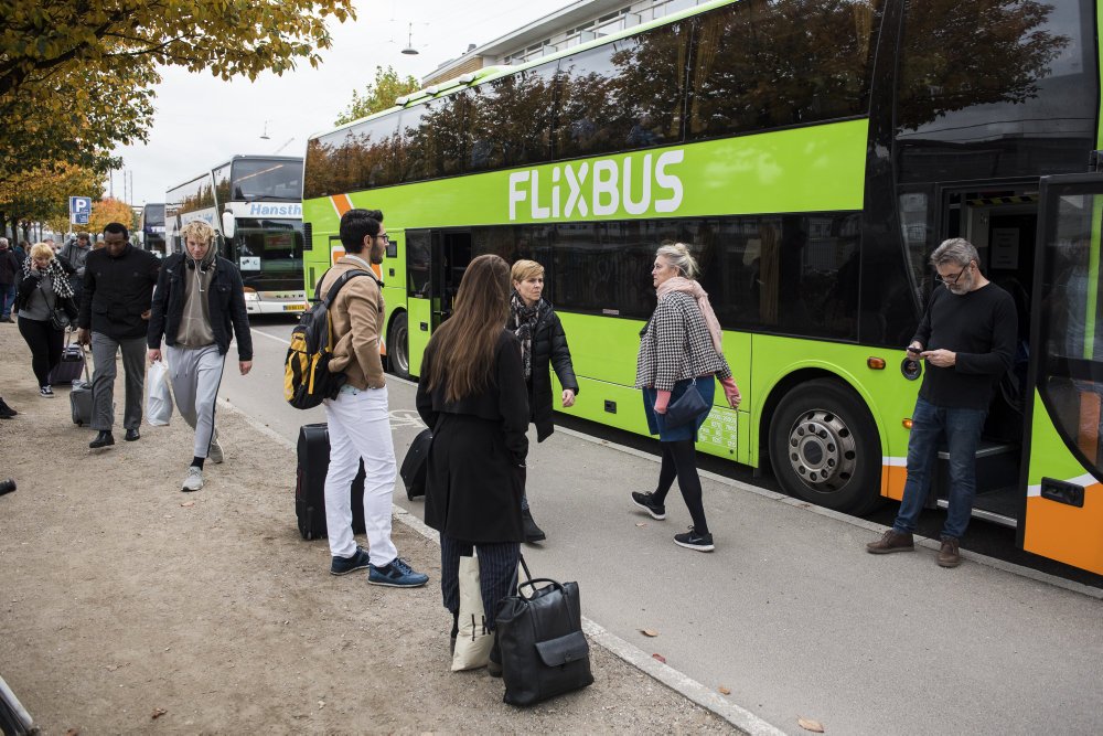 Selv om der skal holdes afstand, har busfirmaet Flixbus kørt med fyldte busser. Nu undskylder selskabet.