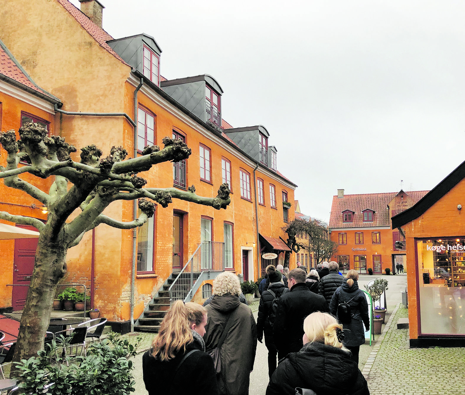VisitKøge har nu startet salget af billetter til forårets byvandringer med guide. Der er fem temaer at vælge imellem fordelt over ni turer. Den første byvandring bliver en kældervandring torsdag den 23. april.