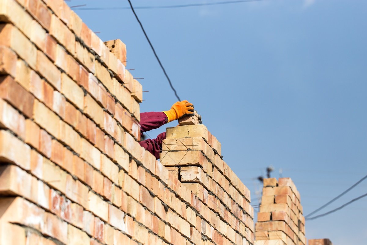 De nye overenskomster giver bygningsarbejderne forbedrede vilkår og lønstigninger over en treårig periode.