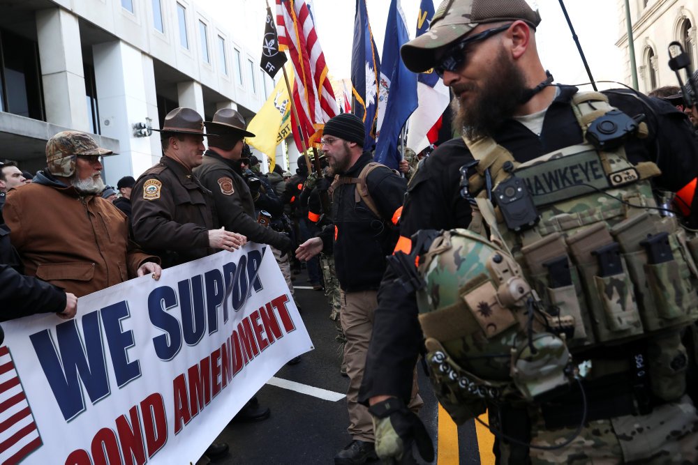 Demokrater vil indføre baggrundstjek og grænser for våbenkøb. Det får tusinder på gaden i amerikansk storby.