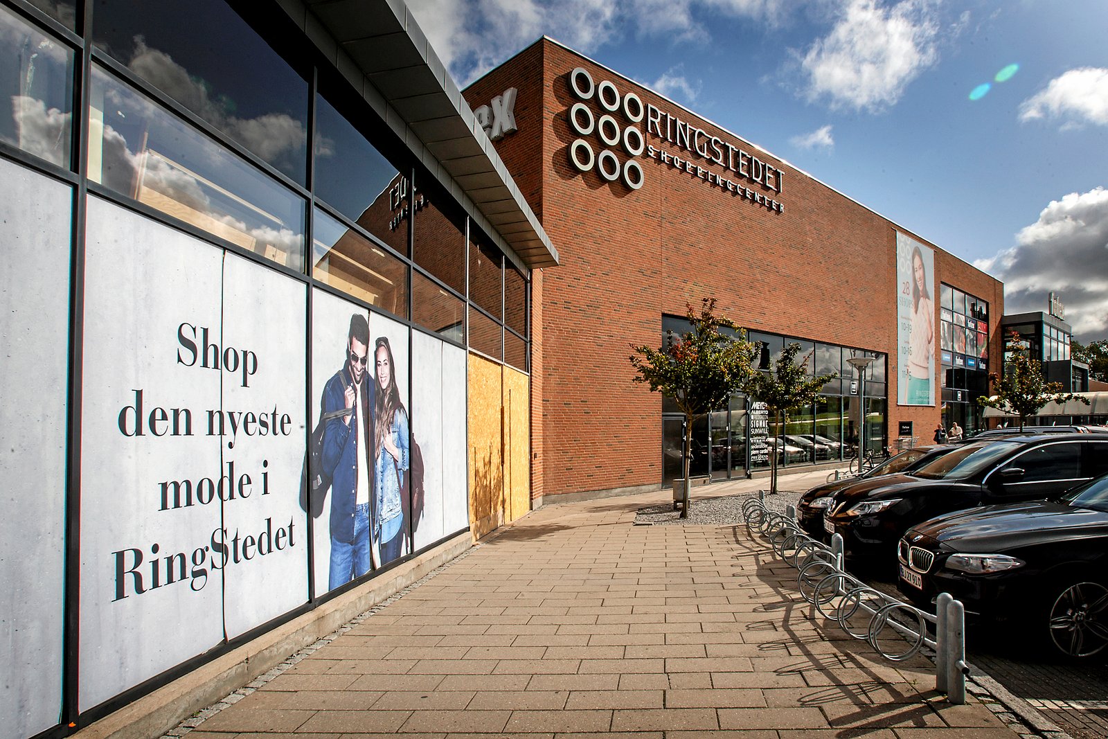 Efter statsministerens melding tirsdag aften om at blandt andet storcentre skal lukke ned fra onsdag klokken 10.00, har Ringstedet lukket alle butikker undtagen apoteket, Føtex og butikkerne med indgang direkte fra parkeringspladserne.