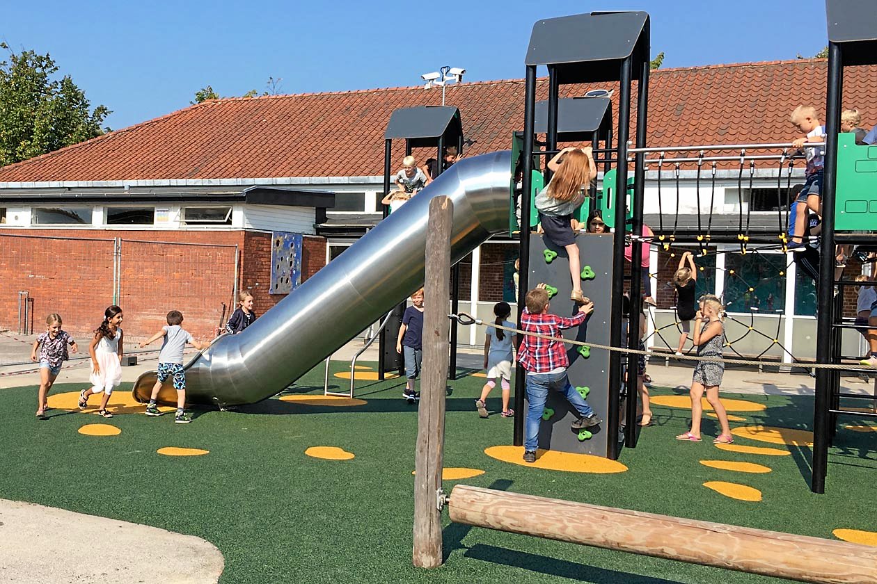 Familier må finde andre steder at lege end på skolers og børnehavers legepladser