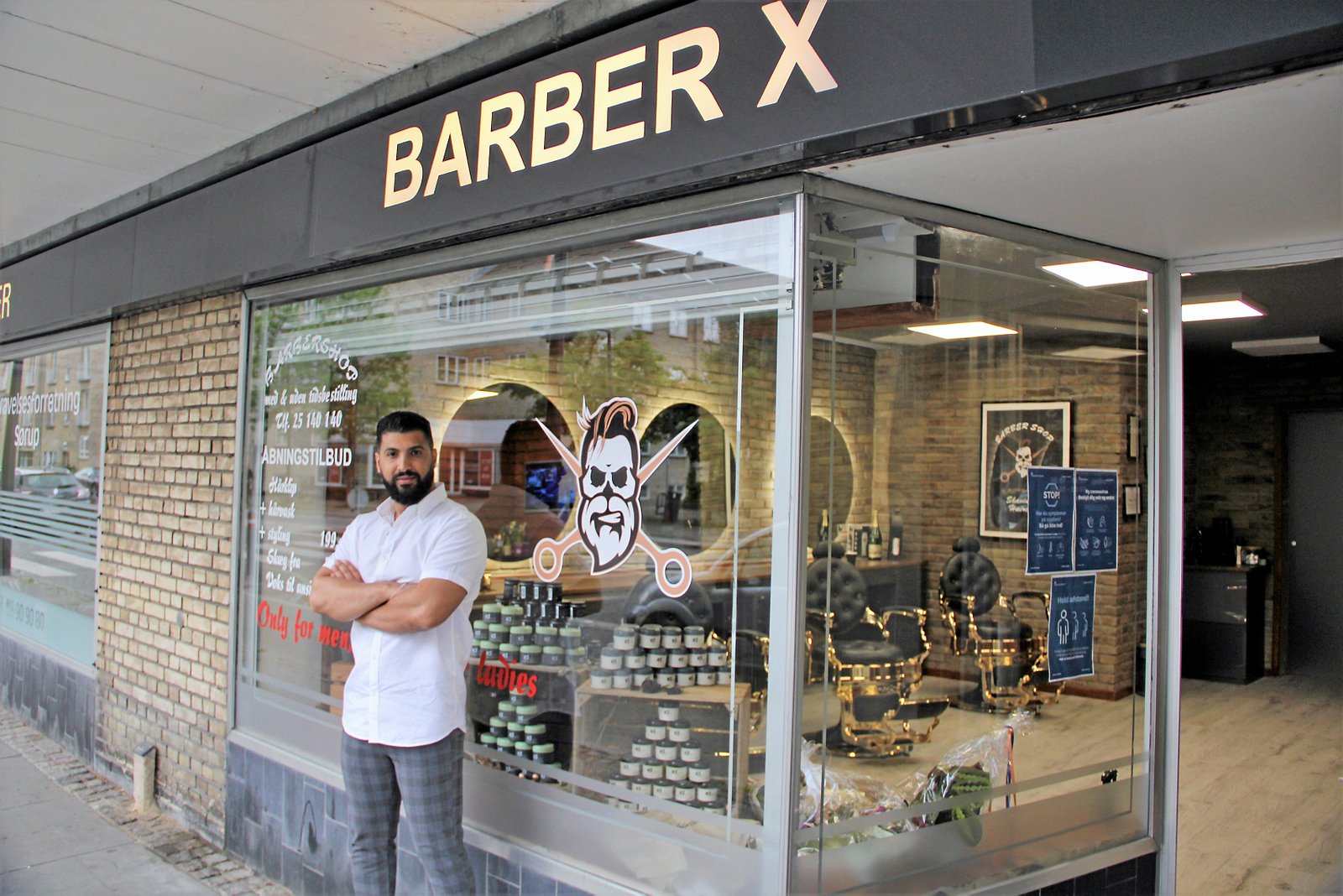 Gammeldags barbering med ragekniv og barberkost, men også moderne hårklip for herrer, står på 'menukortet' hos nyåbnede BarberX på Ordrupvej