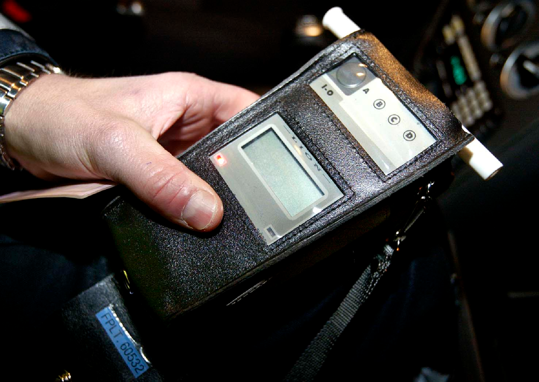 En bilist måtte blæse i alkometeret efter, at politiet fandt ham holdende i nødsporet på motorvejen.