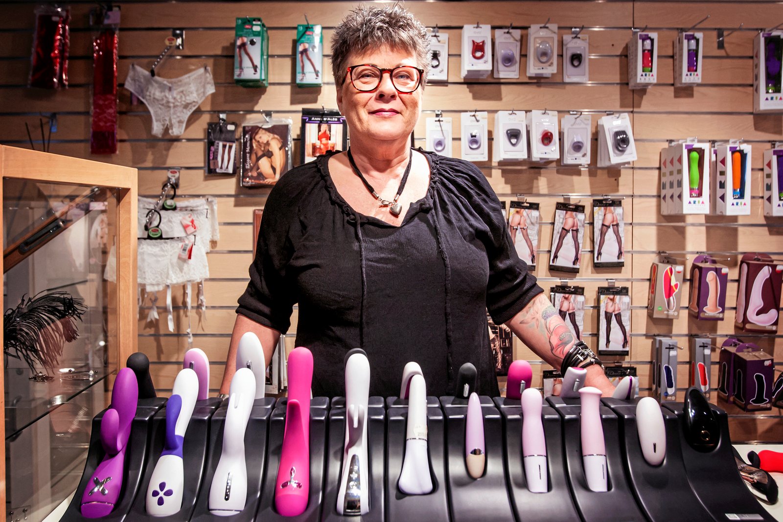 [b]Da Sexshoppen Afrodite i Sjællandsgade måtte lukke ned den 18. marts, frygtede indehaver Berit Siedler, at hendes livsværk gennem 15 år skulle styrte i grus. Men en hjælpende hånd fra hendes udlejer betyder, at butikken kan fortsætte som hidtil. [/b]