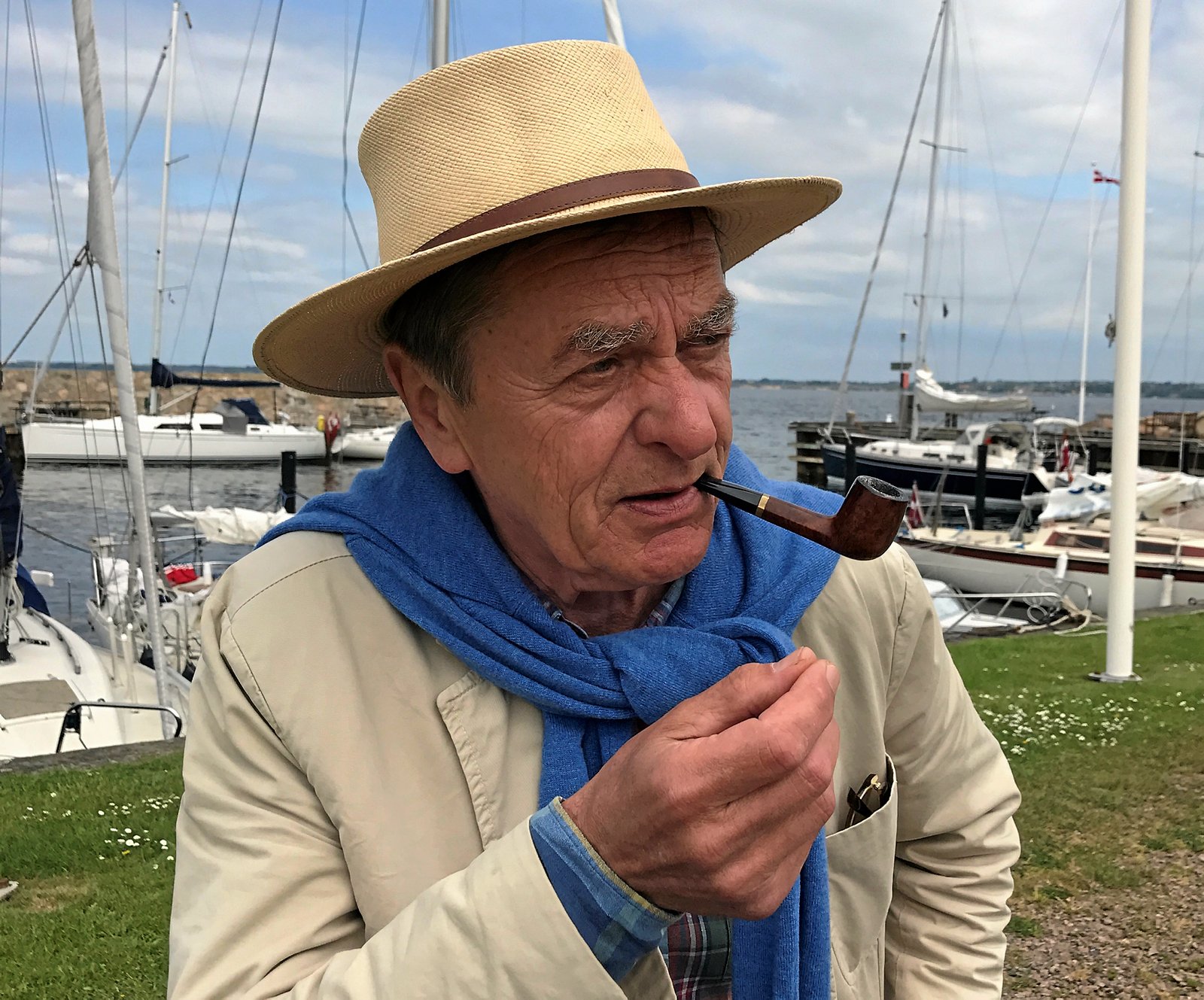 Taarbæks menighedsrådsformand tager afsked med kirkens tidligere præst, Thorkild Grosbøll.