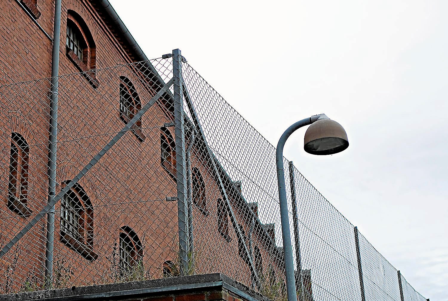 Der er flere arrestanter, end der er plads til i Hillerød Arrest. Det giver frustrationer hos både indsatte og personale