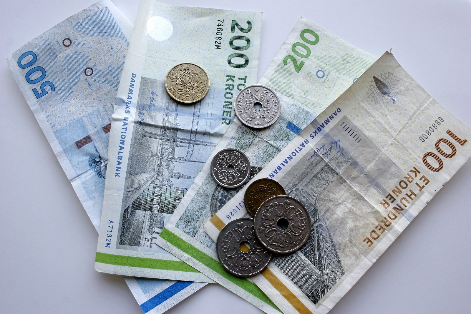 I år må forældre og bedsteforældre sætte 6000 kroner ind på en børneopsparing. Hidtil har det været 3000.