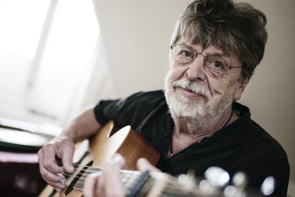 Benny Holst er forbundet med Povl Dissing og andre navne på venstrefløjen. Den 21. marts fylder han 80 år. Han kæmper stadig for dem, der har det svært.