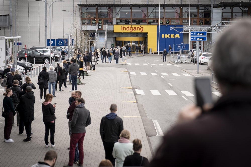 Ikea har mandag genåbnet sine fem danske varehuse. Politiet har været til stede for at sikre god ro og orden.