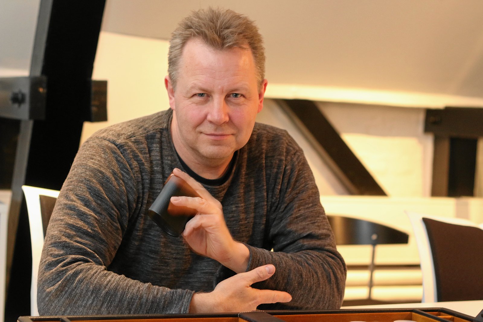 En af Danmarks absolut bedste backgammonspillere Steen Grønbech bor i Lyngby. I januar måned kunne han sammen med resten af det danske backgammon landshold fejre titlen som verdensmester