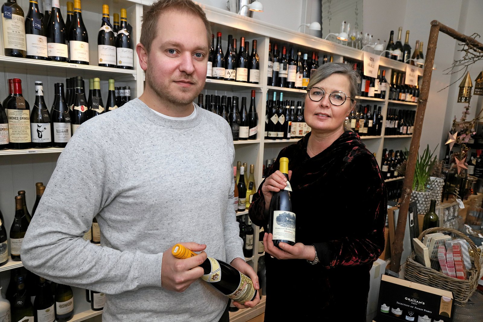 Efter ni år i Vin Specialisten i Slotsgade, har ejer Dorthe Tullach valgt at overdrage ejerskabet til en ny. I fremtiden vil butikken rumme flere specialiteter og mindre brugskunst.