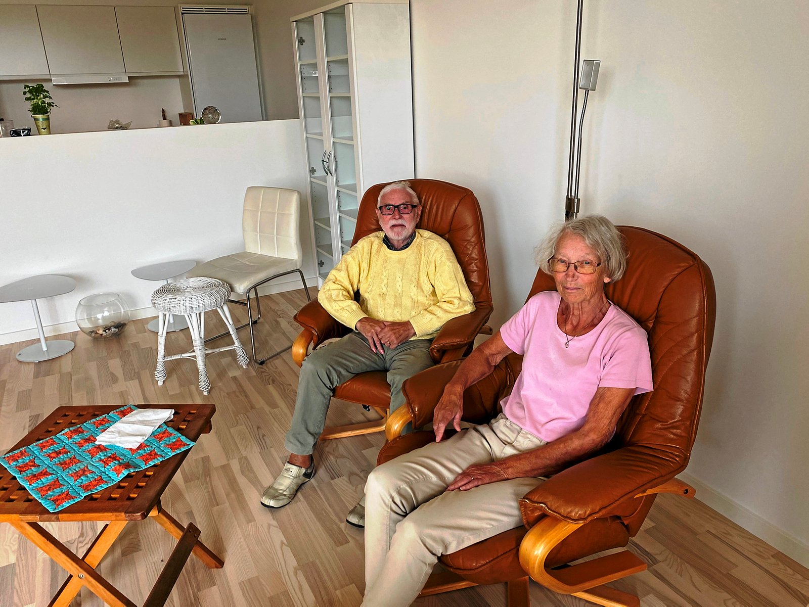 De første beboere er rykket ind i Ibihaven på Elmesvinget, som det dog stadig kniber med at få udlejet. På første indflytningsdag blev der derfor optaget reklamefilm, der skal få flere ind i byggeriet med det store overdækkede fællesareal.