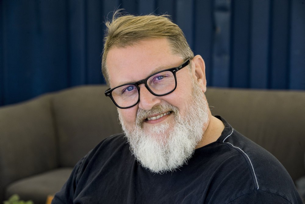 Alex Nyborg Madsen har præget DR's programmer om populærmusik i adskillige årtier og desuden selv været forsanger i flere bands. Den 1. august fylder han 60.