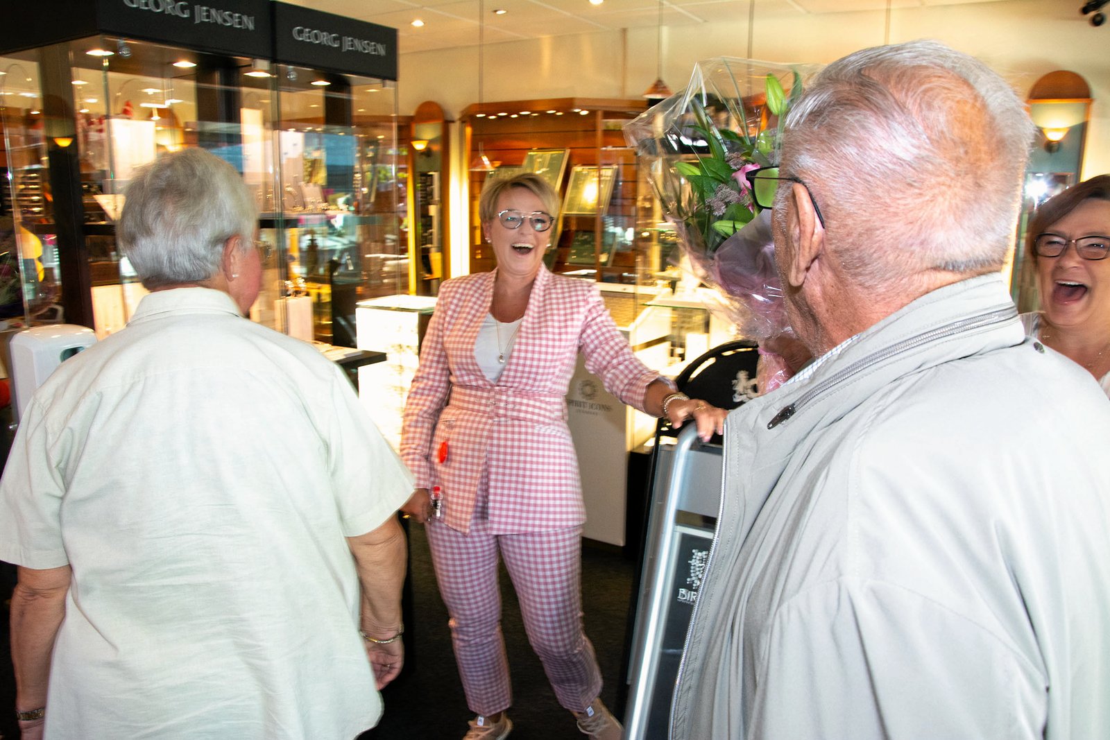 Indehaver af Albertslund Ur & Guld Center blev overrasket af kolleger, familie og tidligere ejere