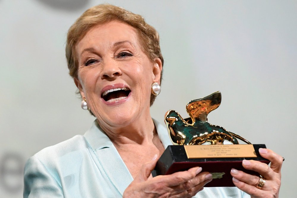 Julie Andrews stod på scenen som 12-årig. Hun har medvirket i nogle af de største musicals. I dag skriver hun børnebøger. Den 1. oktober fylder hun 85 år.