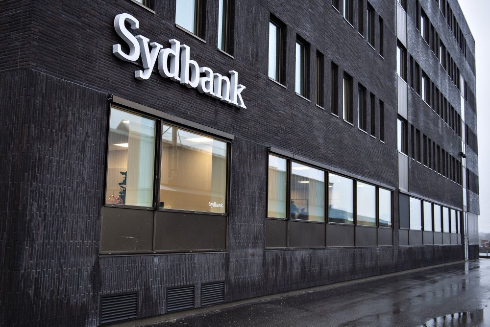 Sydbank køber Alm. Brand Bank og overtager dermed over 55.000 NemKonto-kunder og milliarder i udlån.