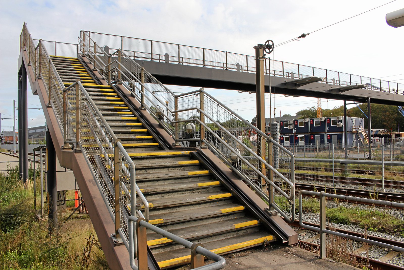 Den eksisterende gangbro på Hillerød Station bliver til sommer erstattet af en helt ny bro, som også får elevatorer. Til gengæld sløjfes fodgængertunnellen fra S-togs perronerne til stationsforpladsen, hvilket har vakt kritik.