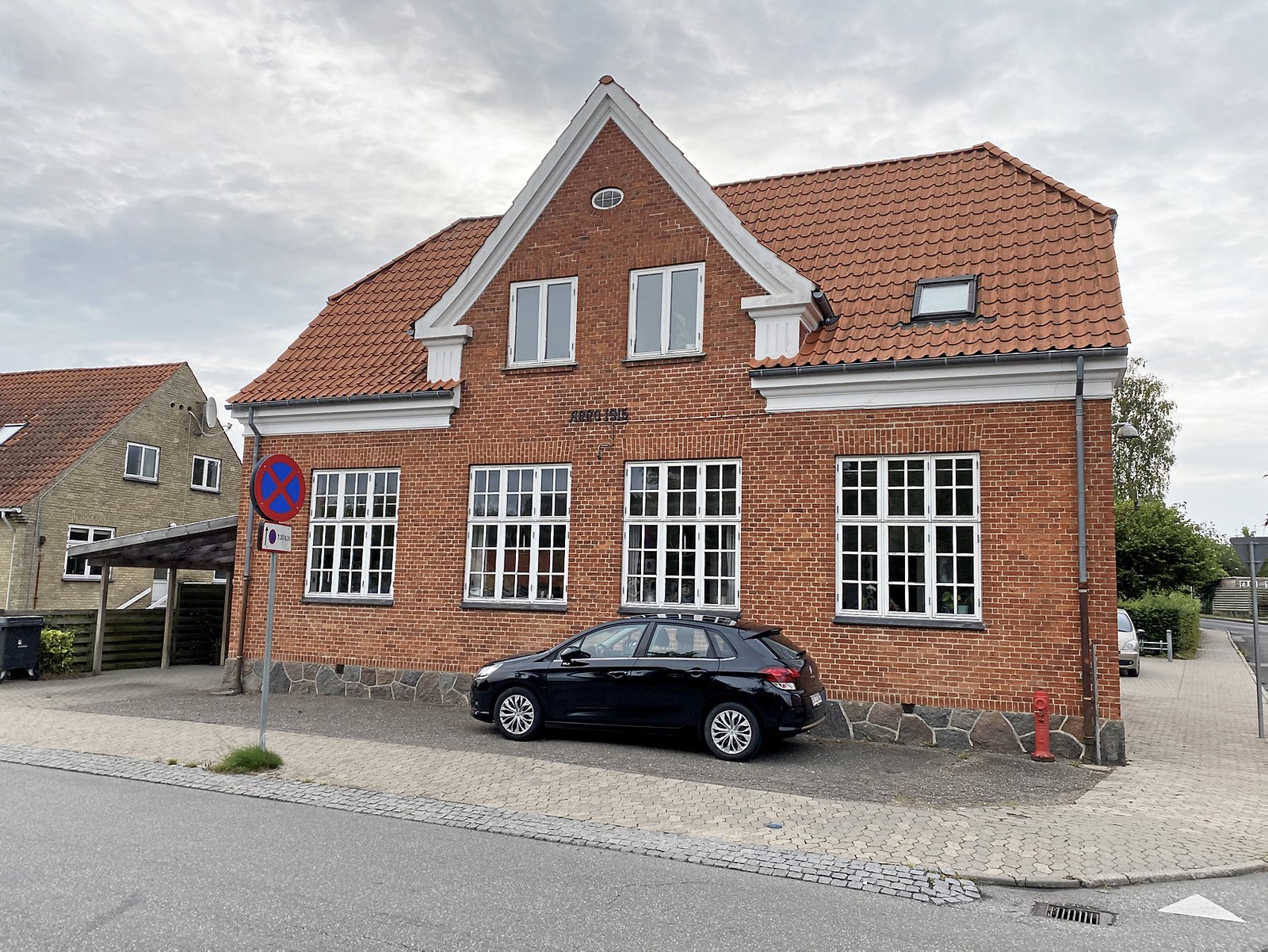 Køge Kommunes familietilbud Elmehuset ligger i Borup, og her kan familier med 0-6-årige børn og gravide få støtte og vejledning. I Elmehuset ved man, at alle på et tidspunkt kan få brug for hjæ