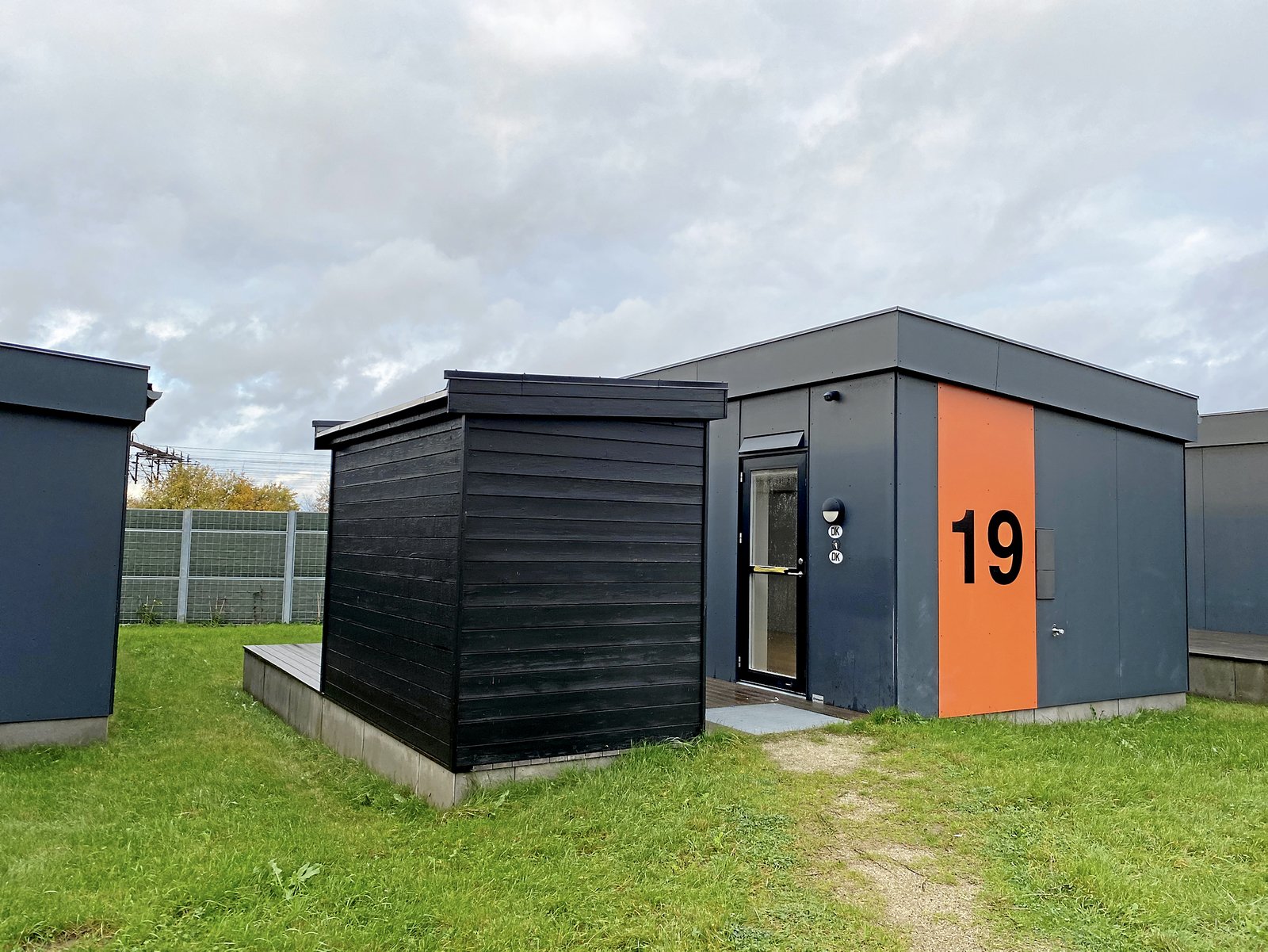Mellem Retten i Roskilde og jernbanen har Roskilde Kommune opført såkaldte »skæve boliger« til tidligere hjemløse eller andre, som har svært ved at bo i en almindelig bolig.