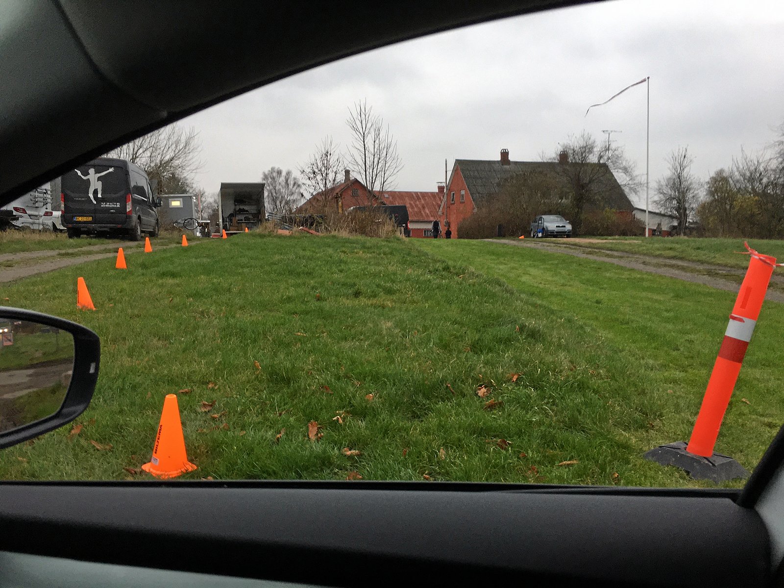 Bliv ikke bange for lysskær og røg fra en landejendom i landsbyen Karlebo. Det er filmoptagelser til en ny dansk Netflix serie. Titlen er »Kastanjemanden«.