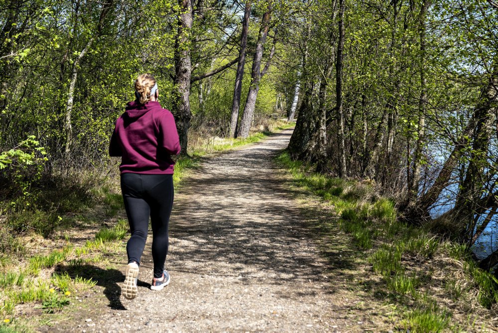 Du bør kigge mere på din livvidde end tallet på din vægt. Der kan nemlig sagtens gemme sig farligt fedt, selv om du er normalvægtig.