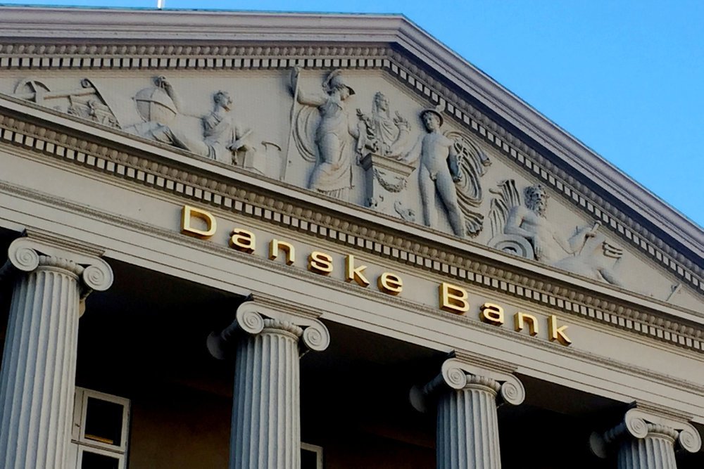 Fra nytår skal privatkunder i Danske Bank betale penge for at have mere end 250.000 kroner stående i banken.
