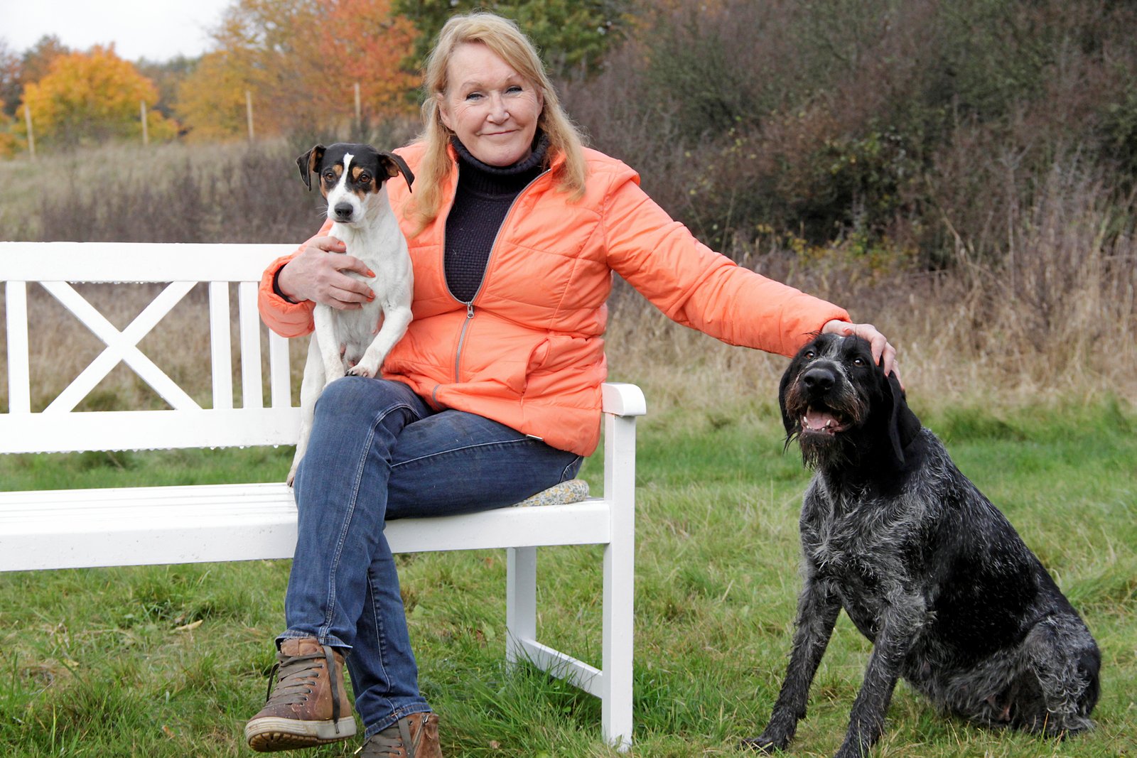 Charlotte Hartwig, 70 år, har åbnet "Farmors Hundepark", hvor hund og ejer kan få en hyggestund i store indhegnede folde.