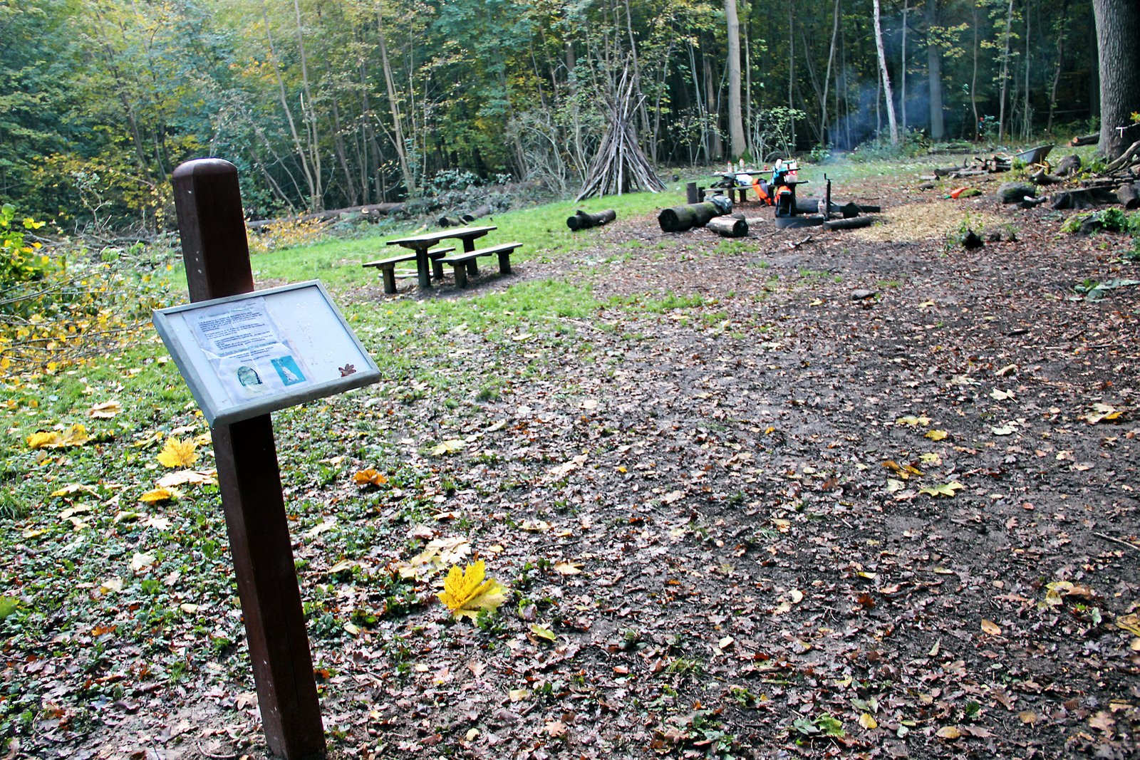 Fællesskabet Tirsdagsskoven har taget initiativ til at få oprettet en bålplads i den lille skov