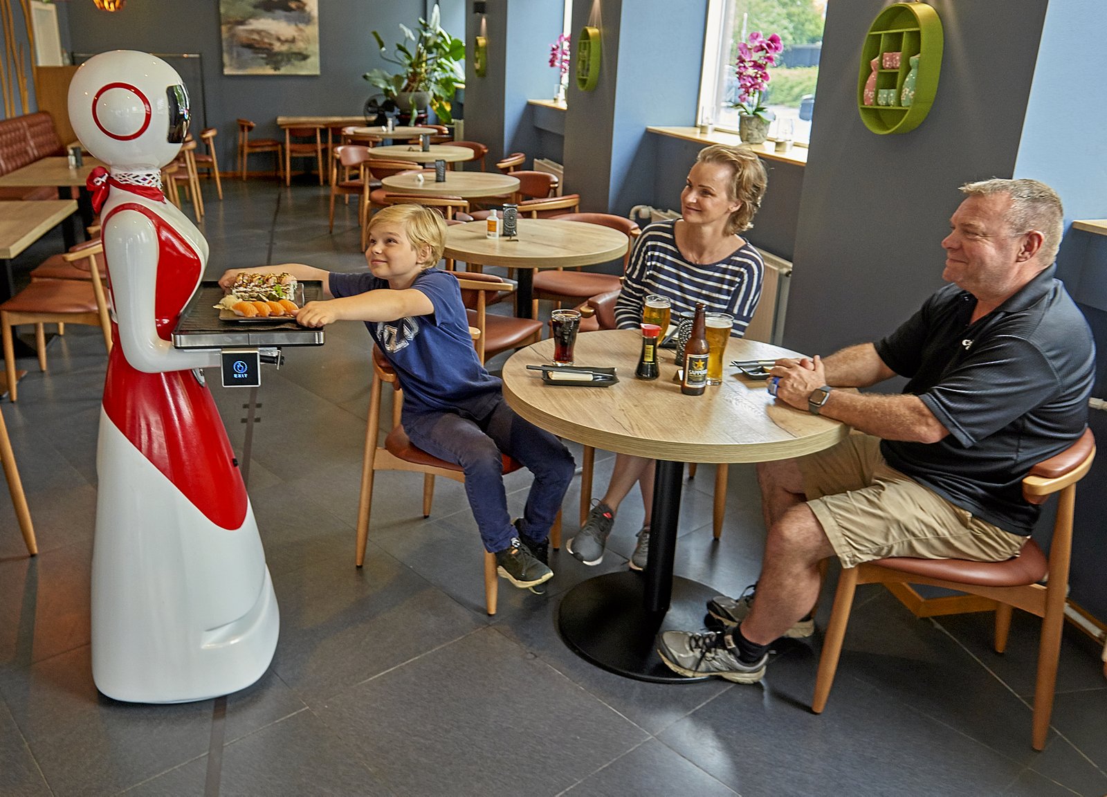 De to nye medarbejdere hos Nano Sushi på Ordrupvej i Charlottenlund er ret nøjsomme. Tempoet er måske ikke det højeste, men til gengæld behøver de sjældent en pause, hvis bare de har fået nok strøm