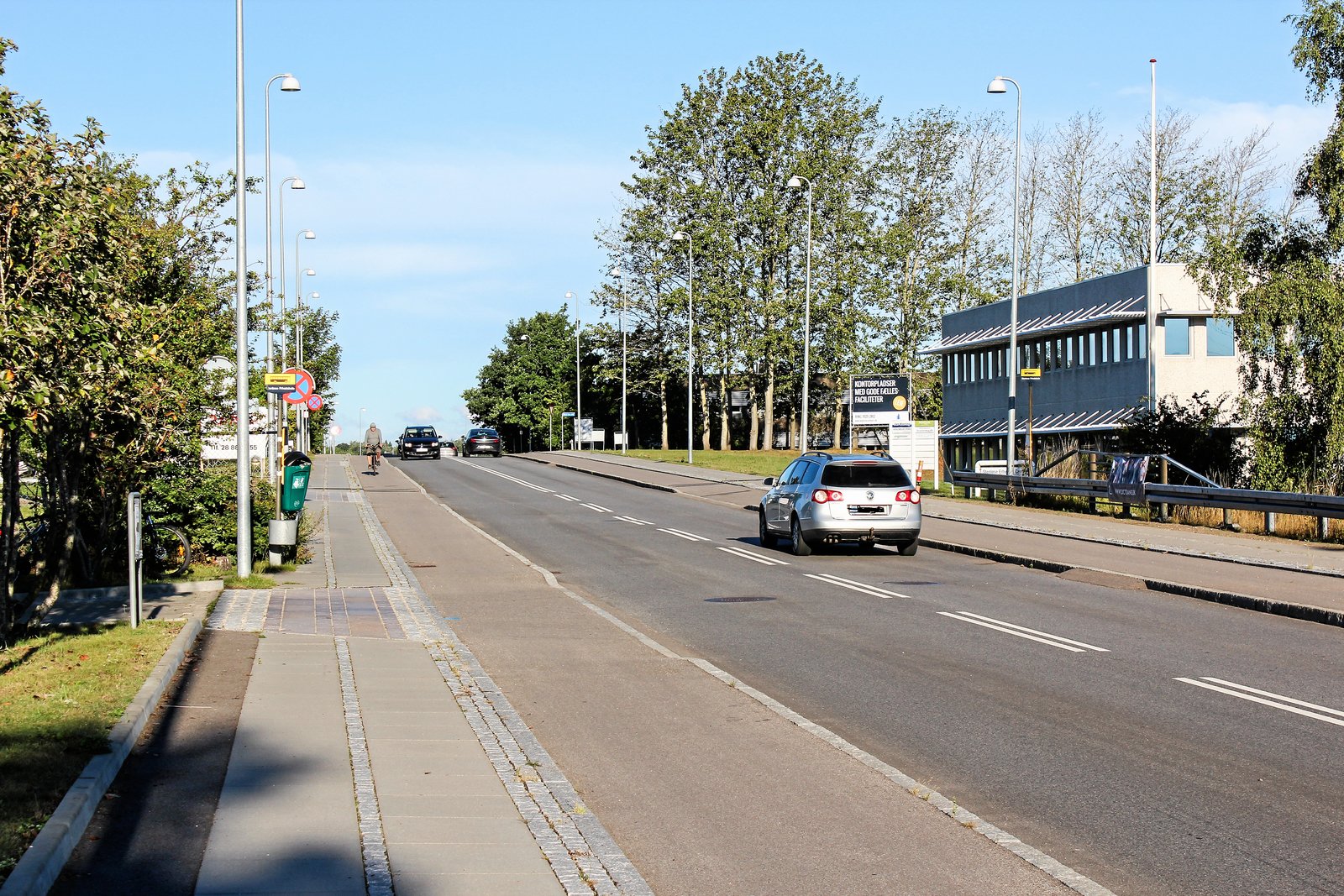 En 9-årig pige fra Ølstykke blev påkørt af en scooter, mens hun havde kørt på cykelstien på Dam Holme mandag morgen på vej til skole. Arkiv