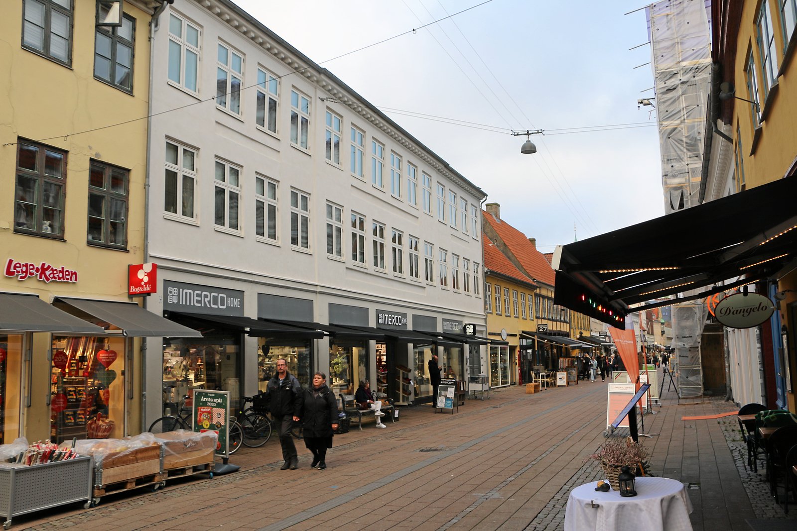En umiddelbart uskyldig udskiftning af vinduer er endt i en sag om materialevalg, upræcis kommunikation og et erstatningskrav på 560.000 kroner.