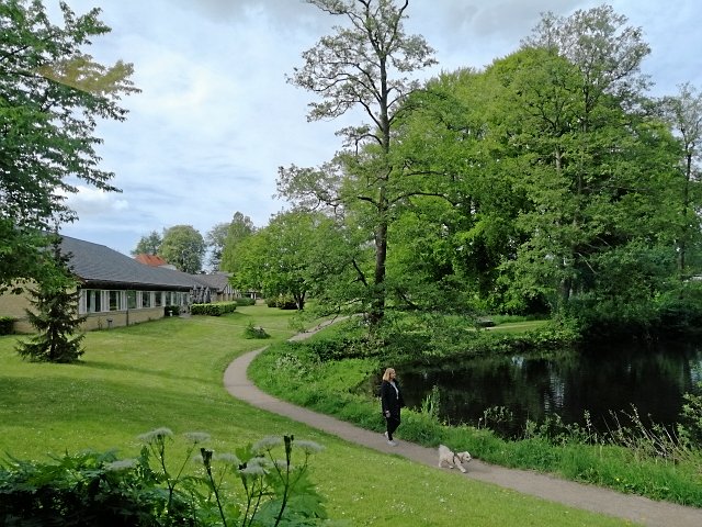 Døgnrehabiliteringscentret Hegnsgården ligger i byudvikleren Alfred Christensens nu 100 år gamle park med store træer, små damme og slyngede stier.