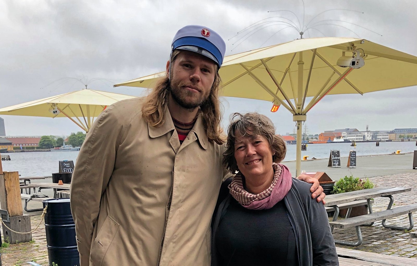 Rektor Trine Ladekarl Nellemann gav håndboldstjernen hue på, da Mikkel Hansen i weekenden var hjemme i Danmark
