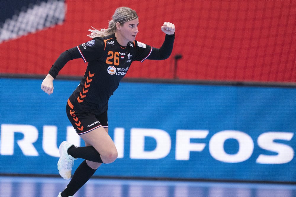 De forsvarende verdensmestre klarede sig med nød og næppe videre til EM's mellemrunde efter sejr over Ungarn.