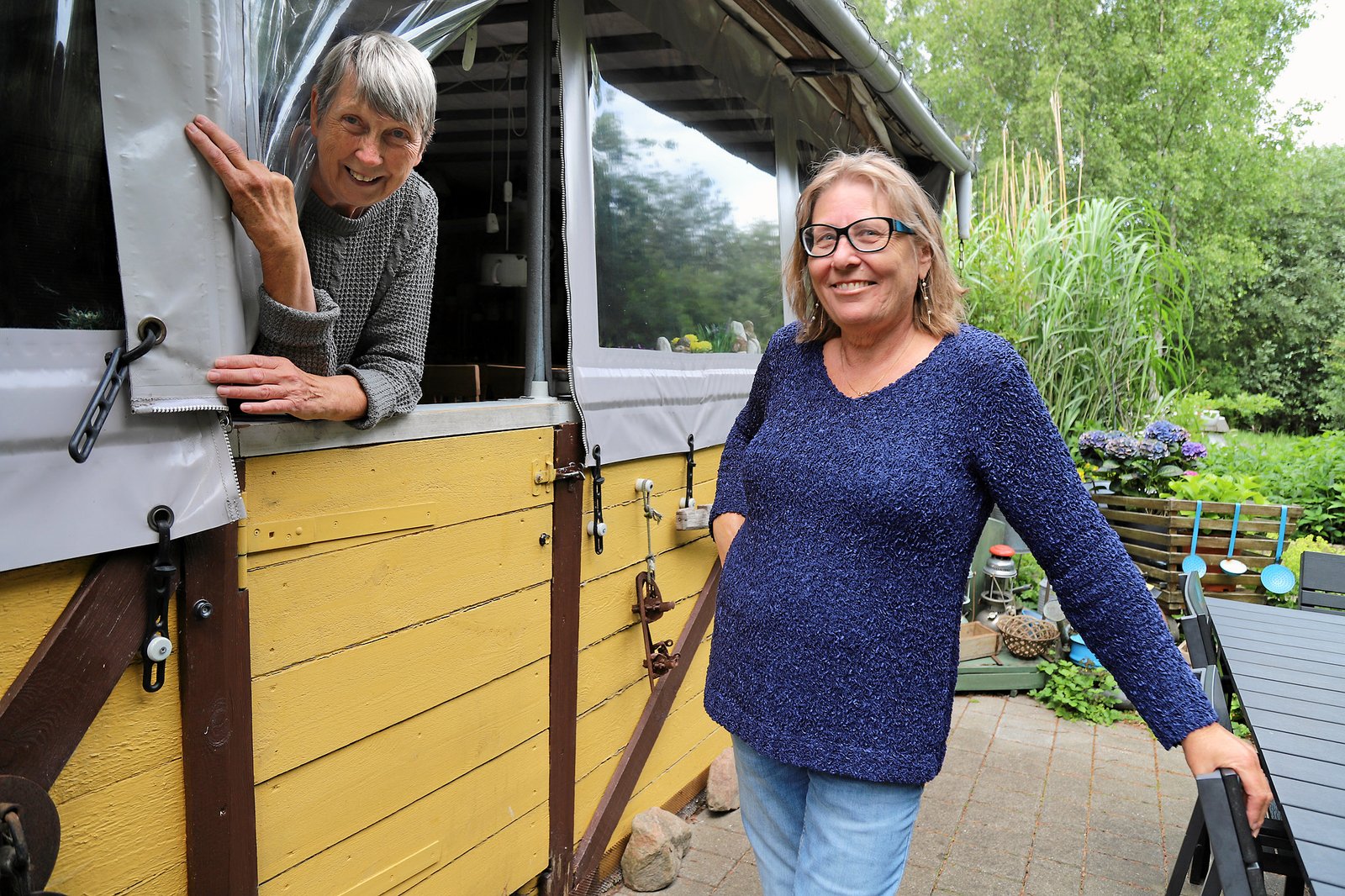 Hver sommer genopstår et lille landsbysamfund på ny. Vognkolonien Bendstrup Camping fyldes med familier, der lige er kommet til og familier, der har tilbragt sommeren netop her i generationer.