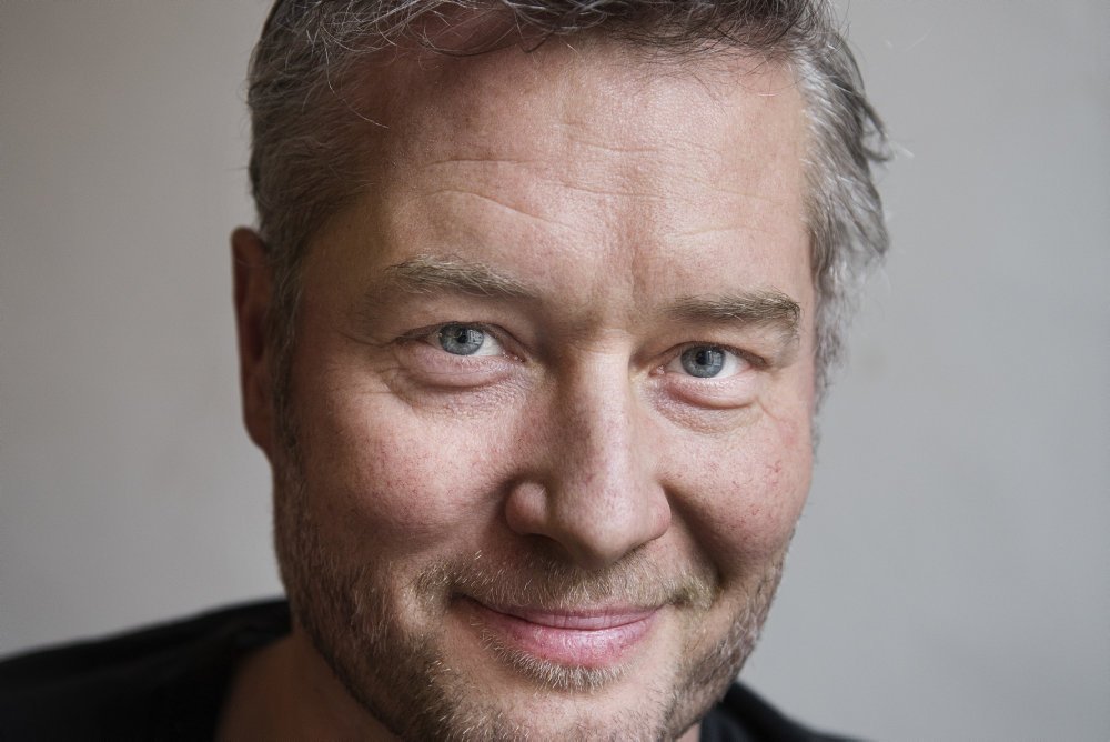 Siden skuespiller Lai Yde blev uddannet fra Statens Teaterskole i 1999, har han medvirket i serier som "Krøniken" og "Hotellet". Den 9. juli fylder han 50 år.