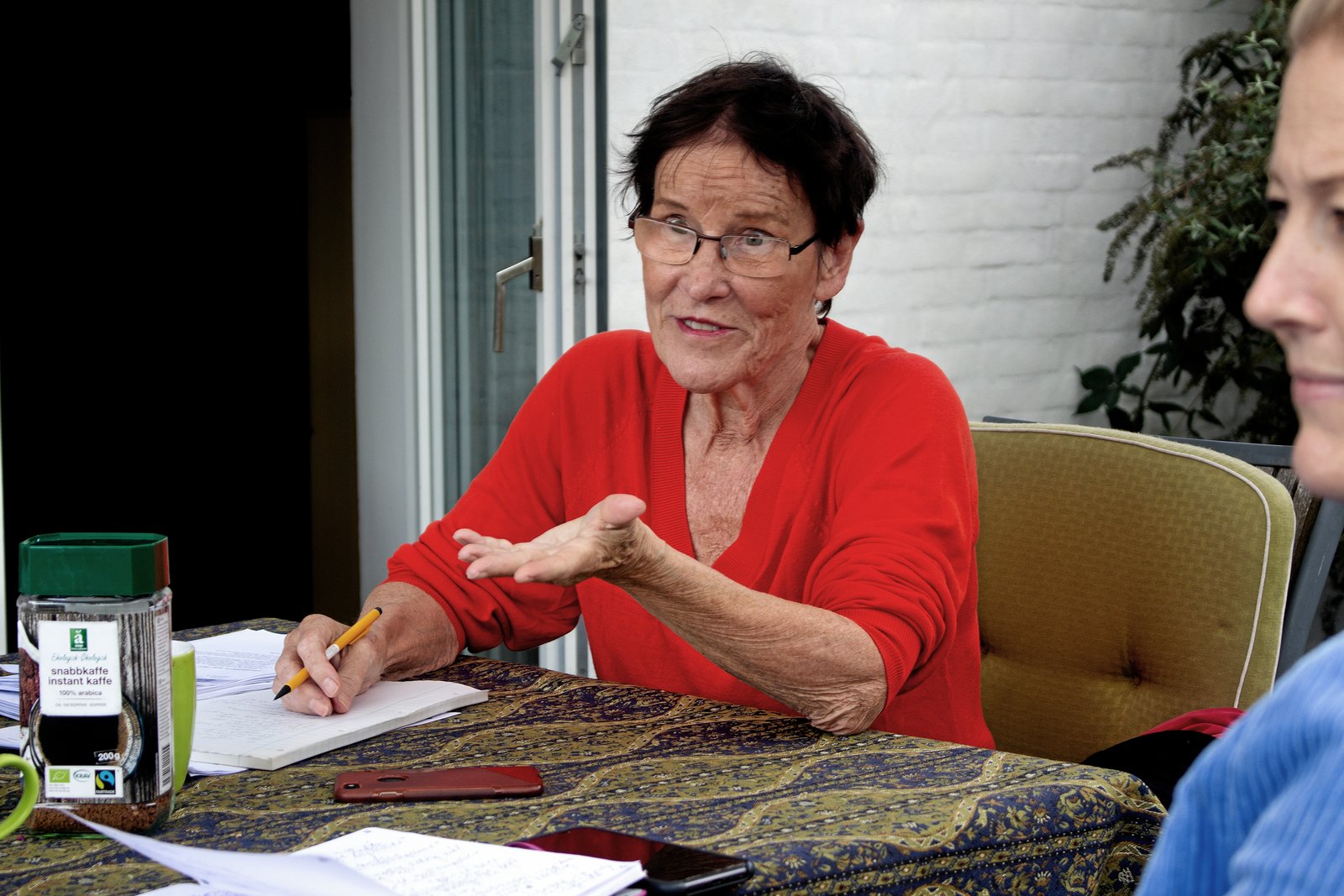 Gentofte-borger og psykolog Gitte Haslebo har brugt året på at holde lyttemøder i sin have med politikere for at drøfte regeringens kommende udspil 'Barnets Lov'. Villabyerne var med, da hun fik besøg af de to Radikale politikere Sofie Carsten Nielsen og Kristine Kryger