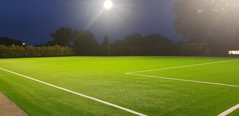 De to lokale fodboldklubber kan se frem til bedre træningsbetingelser både sommer og vinter.