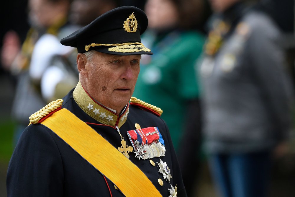 Den sygemeldte norske konge er ved godt helbred og har været ude at gå lørdag efter en hjerteoperation fredag.