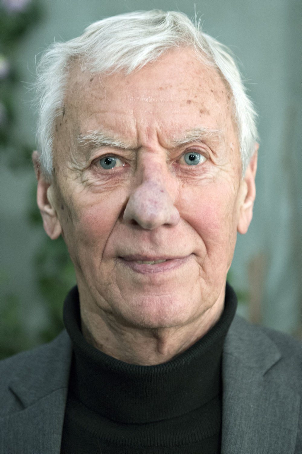 Han er kendt for alsidige roller på tv-skærmen, men også på de skrå brædder. Skuespilleren Paul Hüttel fylder mandag den 13. juli 85 år.