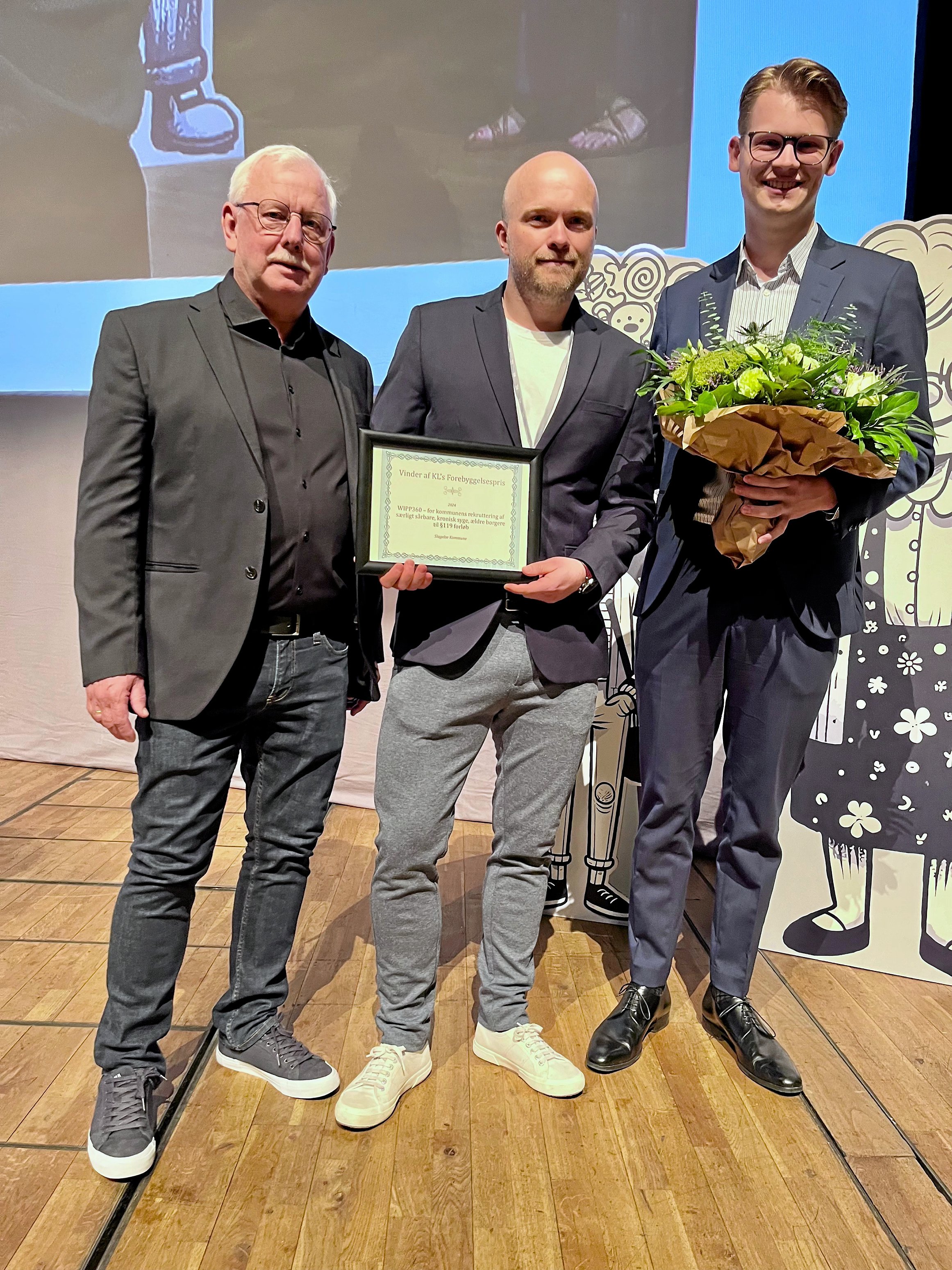 Jørgen Andersen (tv), medlem af Social og Sundhedsudvalget (S), udviklingskonsulent Gorm Rabølle og formanden for Sundhedsudvalget, Nikolaj Bjørk Christensen (V) deltog ved overrækkelsesseancen.