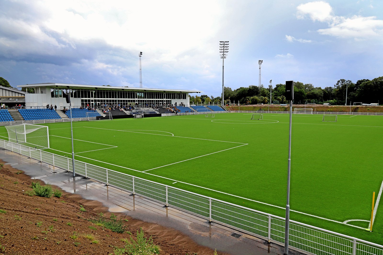 Helsingør Stadion lægger kunstgræs til to kommende landskampe for U17.