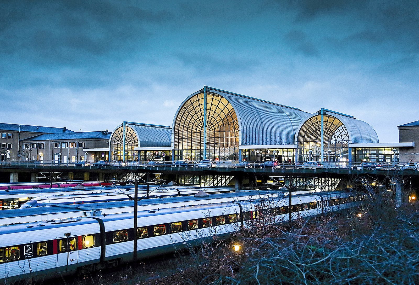 Høje Taastrup Station i aftenbelysning.