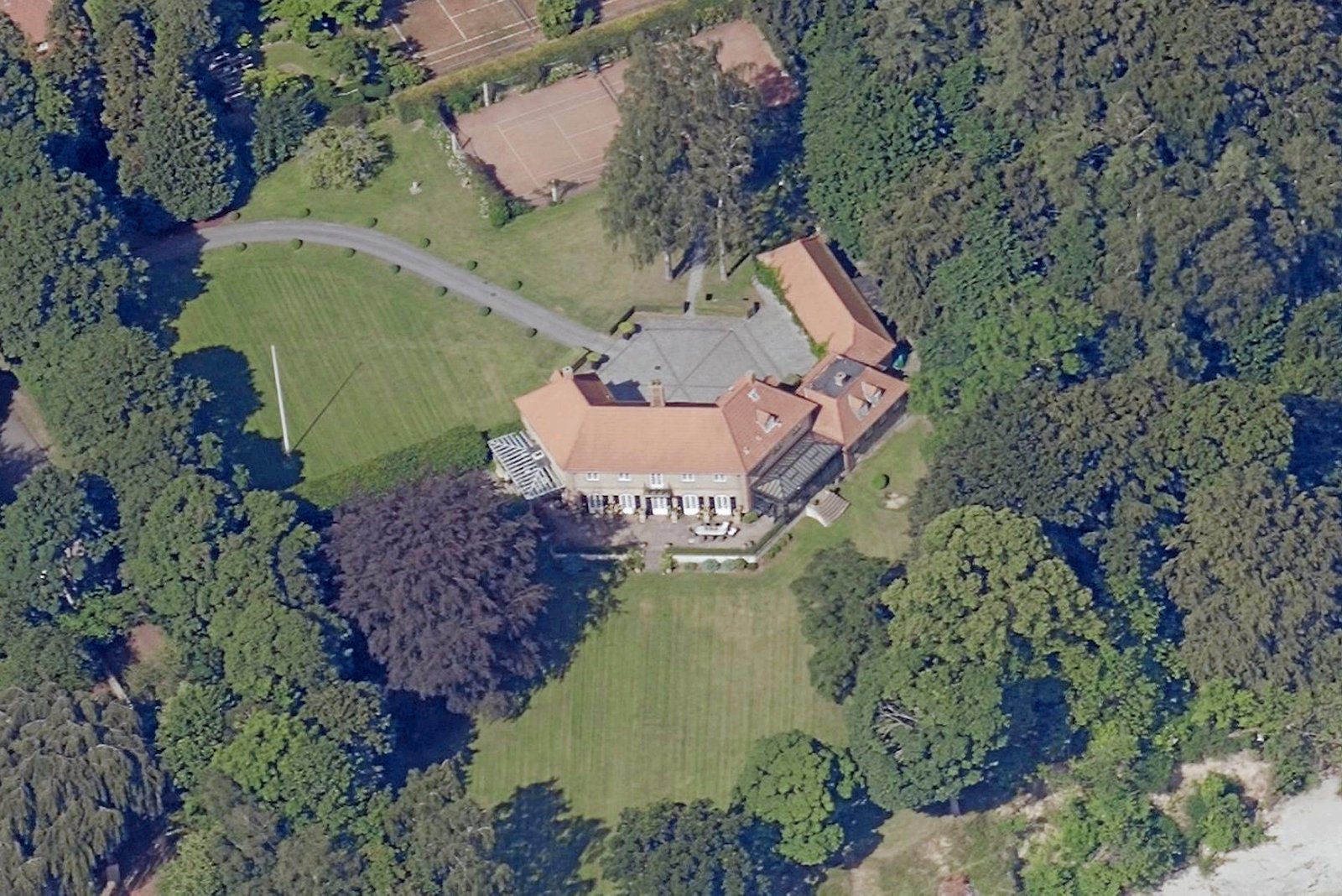 Nøglerne til et 825 kvadratmeter stort liebhavervilla i Vedbæk har skiftet ejere