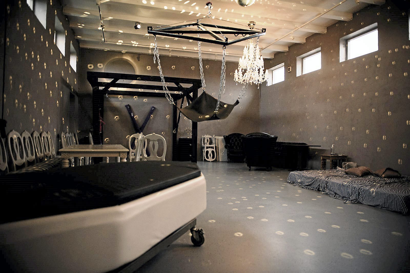 Selv om det er svært at holde afstand, er swingerklubben Swingergaarden genåbnet efter nedlukning som følge af coronavirus. Andre klubber kalder det »en dårlig idé«.