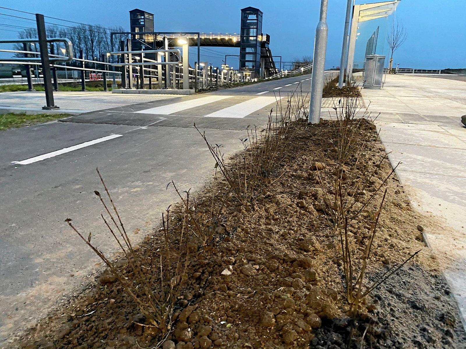 Når man bygger en by, skal der også være tilsgtrækkeligt med p-pladser ved den nye station.