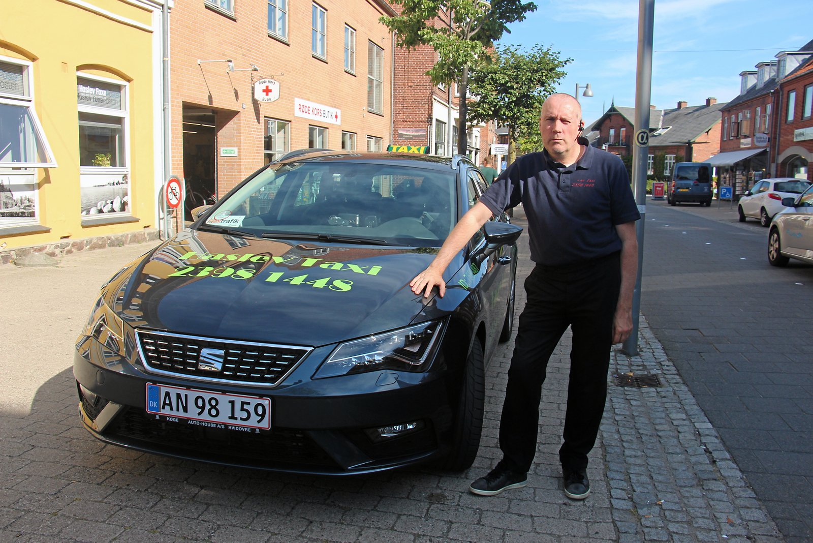 Haslev Taxi har fået tur i den, og det fejrer Henrik Ørbæk med en ny bil, så kunderne også kan få en taxa om aftenen i hverdagene.