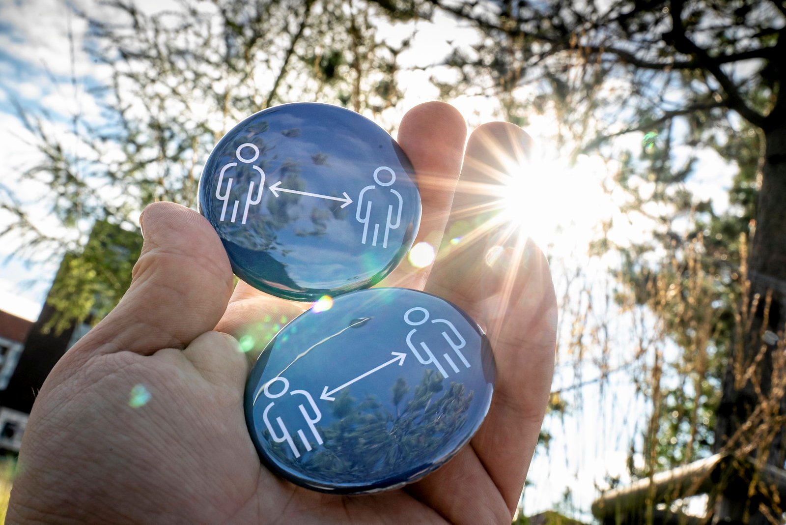 Siden mandag har man på apoteket kunnet afhente et gratis badge, der opfordrer til at holde afstand. Men allerede nu er flere apoteker løbet tør. Nye leveringer er dog på vej.