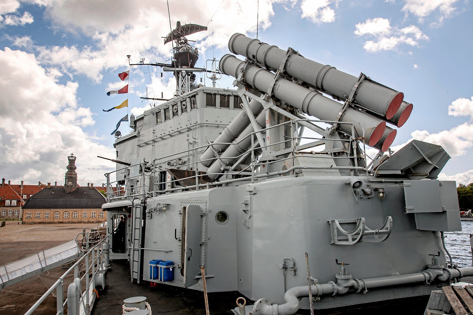 En del af Peder Skrams våben-arsenal var Harpoon-missilerne. Et af dem kom på afveje i 1982, hvor fire sommerhuse i Lumsås blev totalskadet.